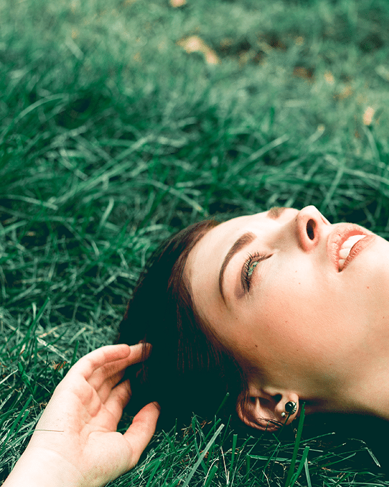 Runderlever.nl - Vrouw in gras - Lifestyle